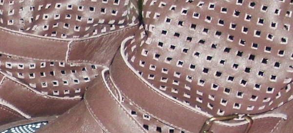 Detalhe da Ankle Boot Furadinha Zutti